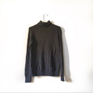 GREY TURTLENECK